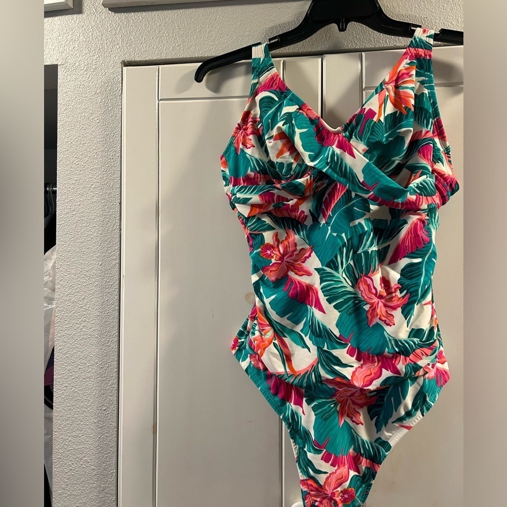 New with tags flattering and pretty bathing suit.